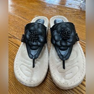 Cliffs White Mountain Cynthia style sandal. Sz 9.5, NWOT. Narrow fit.